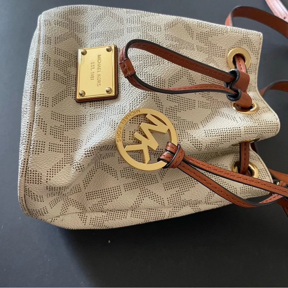 Michael Kors brown and cream Bucket crossbody bag._3